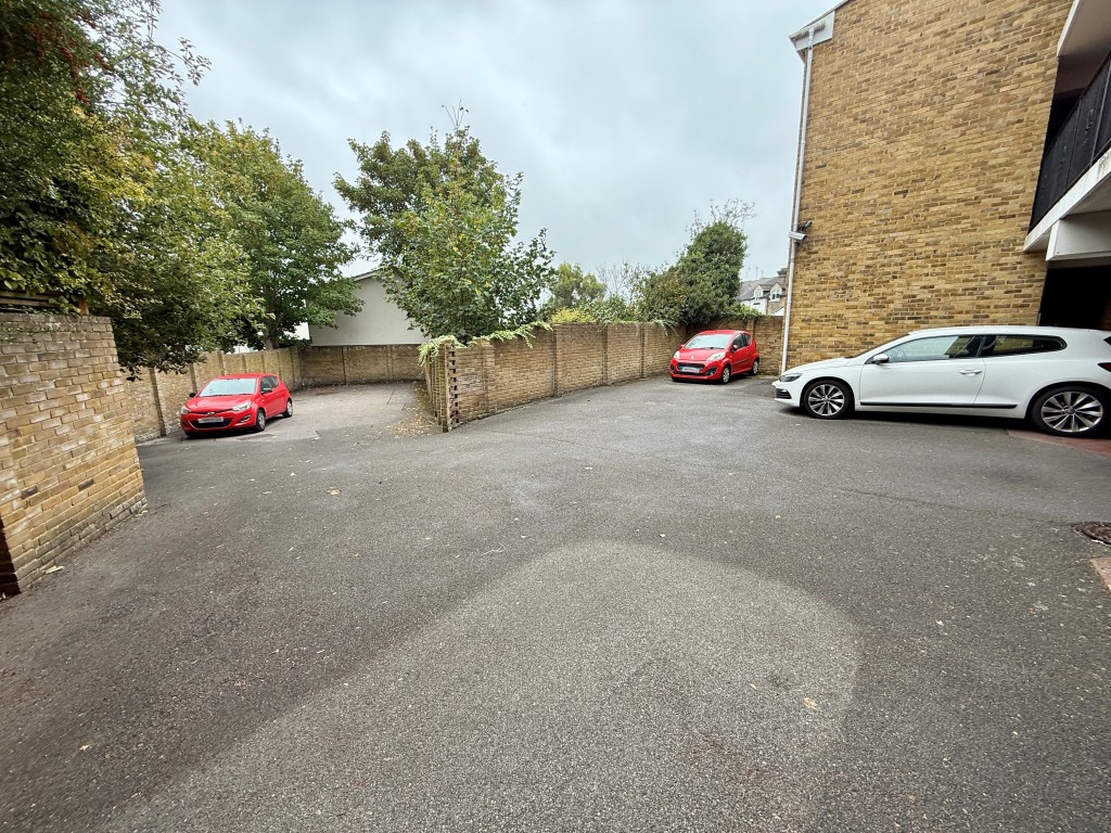 Lot: 121 - STUDIO FLAT FOR IMPROVEMENT - Communal car park to rear